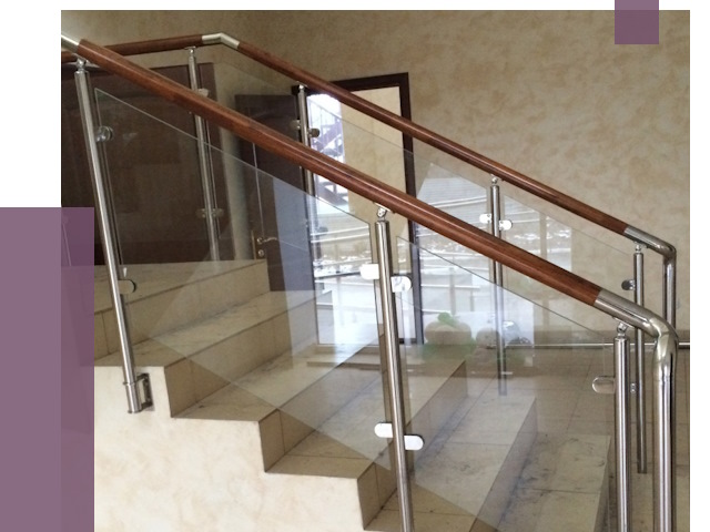 Комбинированные перила из металла и дерева в Урае