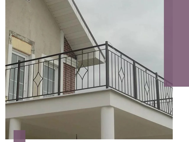 Изготовление балконных ограждений в Урае из металла и стекла